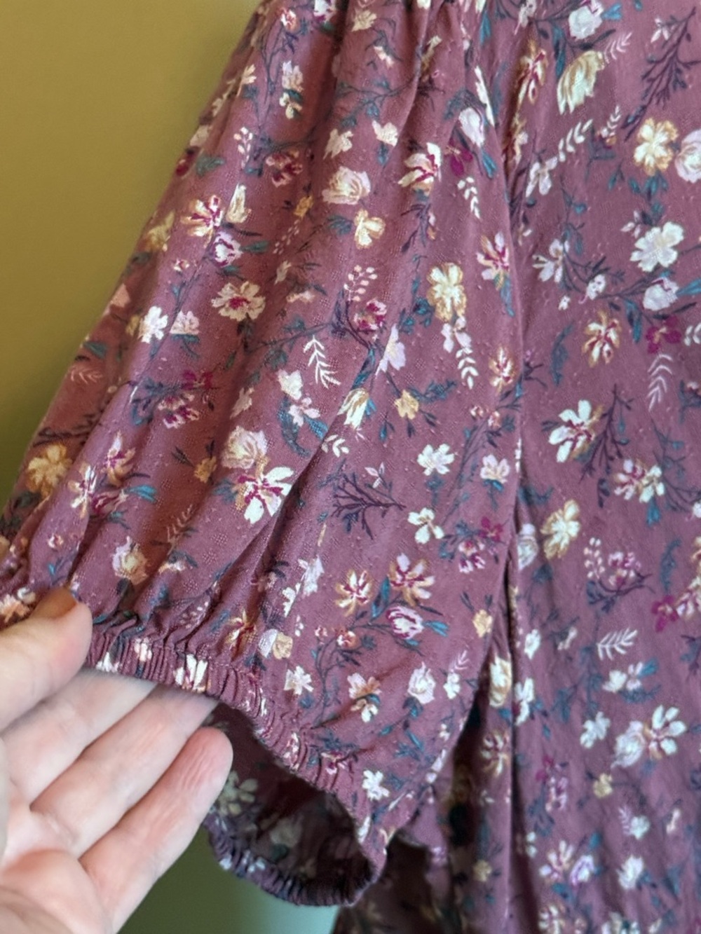 Mauve Floral V-Neck Top by Lucky - Picture 4 of 7